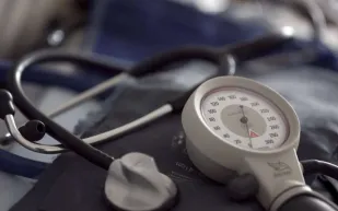 كيف تؤثر السكريات المضافة على صحة الأوعية الدموية؟ دراسة تكشف