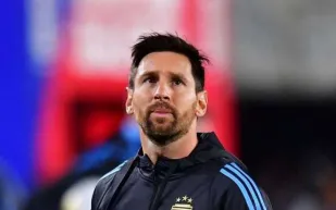 في ليلة الوداع.. ميسي يسجل ثنائية ويُبكي جماهير الأرجنتين (فيديو)