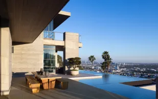 قصر في هوليوود هيلز يقترب من صدارة سوق العقارات الفاخرة