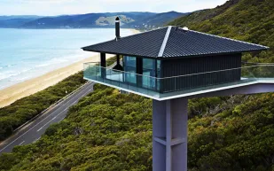 منزل Pole House المعلّق.. أيقونة معمارية تحلّق فوق أمواج أستراليا