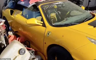 ساحة الخردة الفاخرة في الشارقة: حيث تلتقي الفخامة بالنسيان