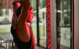 من تحسين البشرة إلى تسريع الشفاء: هل يدعم العلم العلاج بالضوء الأحمر؟ 