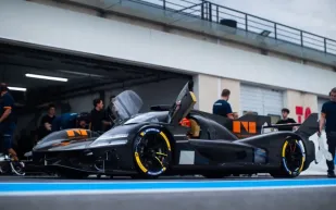 جينياس تكشف عن سيارة GMR-001 هايبركار استعدادًا لسباق لومان