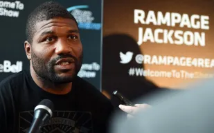 عرض مصارعة يتحول إلى مأساة: هجوم على مصارع ينتهي بالمستشفى (فيديو)