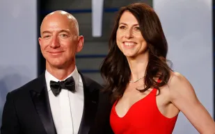 طليقة جيف بيزوس ماكنزي سكوت تتبرع بـ70 مليون دولار بلا شروط 