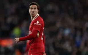 سلوت يصدم كييزا ويستبعده من قائمة دوري الأبطال.. ماذا يحدث؟ 