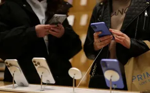 جي بي مورغان: آيفون 17 قد يشهد تعديلًا محدودًا في الأسعار