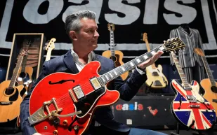 من غيتار أواسيز المحطم إلى نظارات لينون: مزاد استثنائي لأساطير الموسيقى