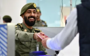 الجوازات تحدد ضوابط مغادرة حاملي تأشيرة الزيارة العائلية