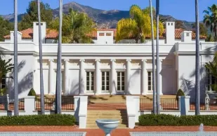 بين الترف المعماري والتاريخ السينمائي: فيلا فيلم "سكارفيس" للبيع بسعر قياسي