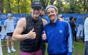 هاري ستايلز يشارك متخفيًا في ماراثون برلين 2025 (صور)