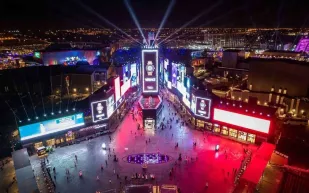 لحظات استثنائية مع بداية مهرجان الرياض للكوميديا 2025 (فيديو)