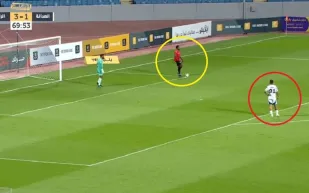 خطأ كارثي يغيّر مجريات لقاء الرائد والعدالة في الدوري السعودي (فيديو)