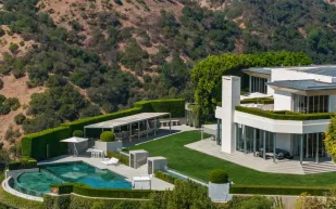 هل يطيح قصر بريتزكر برقم بيزوس القياسي في سوق العقارات الأمريكية؟