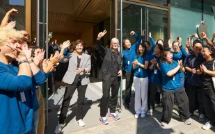 ظهور تيم كوك بحذاء مخصص يجمع بين الموضة والتكنولوجيا