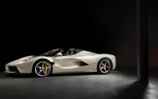 فرصة نادرة لاقتناء فيراري LaFerrari Aperta في مزاد سويسري (فيديو)