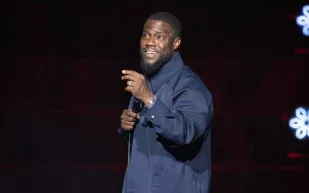 كيفن هارت يفتتح مشاركته في مهرجان الرياض للكوميديا وسط ترحيب واسع (فيديو)