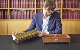 بسعر يصل إلى 3.5 مليون دولار.. أول آلة حاسبة بالتاريخ في مزاد علني (صور)