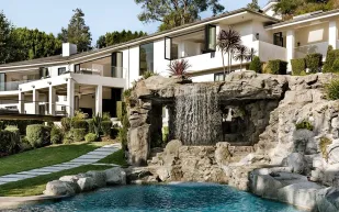 قصر مارك والبيرغ في بيفرلي هيلز معروض للبيع.. اكتشف تفاصيله الفاخرة