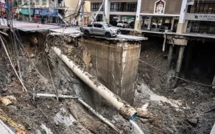 هبوط أرضي بعمق 49 مترًا يبتلع طريقًا رئيسيًا في بانكوك (فيديو)