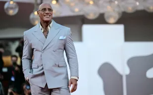 دوين جونسون يخطف الأنظار بدوره في "The Smashing Machine" (صور)