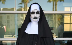 فيلم THE CONJURING: LAST RITES يتصدر سلسلة الرعب بإيرادات تاريخية (فيديو)