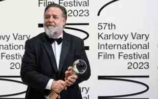 راسل كرو يستعرض عضلاته التمثيلية في نورمبرغ... ماذا حدث خلف الكاميرا؟ (فيديو)