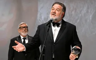 راسل كرو يخطف الأنظار برشاقته في زيورخ ويتسلم جائزة العين الذهبية