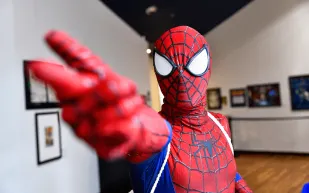 توقف تصوير سبايدر مان بعد إصابة توم هولاند المفاجئة