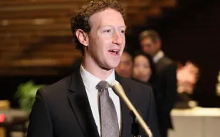 زوكربيرغ يثير الجدل بساعة بروتوتايب نادرة تتجاوز نصف مليون دولار (فيديو)