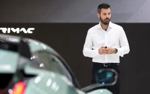 رئيس Bugatti يترك الطائرة ويقود Chiron إلى ميونيخ! (فيديو)