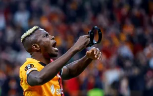 تفاصيل إصابة فيكتور أوسيمين في مباراة نيجيريا ورواندا (فيديو)