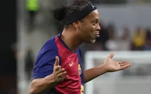 أساطير الساحرة المستديرة يزينون حفل جائزة الكرة الذهبية (فيديو)