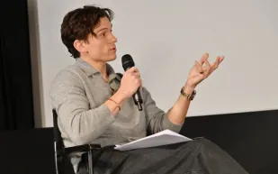 موقف طريف.. توم هولاند يوضح حقيقة علاقته بزيندايا (فيديو)