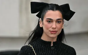 دوا ليبا تستعرض آيفون 17 الجديد في جولتها الفنية (فيديو)