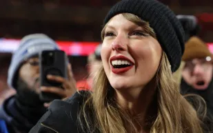 كيف تغيّرت طريقة حديث تايلور سويفت بين الكانتري والبوب؟