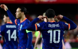 ممفيس ديباي يُسقط رقم فان بيرسي ويكتب اسمه في تاريخ الطواحين (فيديو)