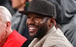 فلويد مايويذر بين الإرث المثالي والنزال المرتقب.. أي طريق سيختار؟