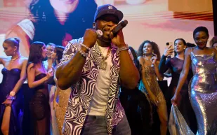 جو روجان يندهش من ريمكس فيفتي سنت بالذكاء الاصطناعي ويصفه بالأفضل (فيديو)