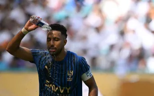 إصابة سالم الدوسري في تدريب المنتخب السعودي في براغ