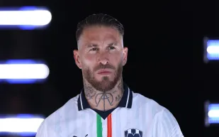 سيرجيو راموس يفاجئ جمهوره بدخول عالم الغناء 