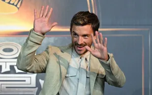 إطلالات بسيطة وصدى واسع ورواج غير متوقّع: كيف أصبح جوناثان بيلي رمزًا للتفرد؟  