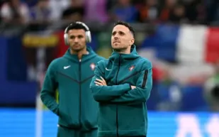 الكرة الذهبية تكرّم الراحل ديوجو جوتا في لحظة وفاء مؤثرة (فيديو) 