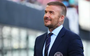 بيكهام يطبخ ويغني مع أبنائه في عيد ميلاد روميو بإيطاليا