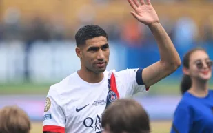 في مشهد عفوي.. أشرف حكيمي يشارك الأطفال لعب كرة القدم في المغرب (فيديو)