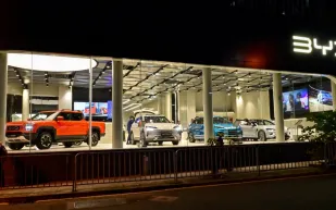 سر انسحاب وارن بافيت المفاجئ من استثمار في منافس تيسلا الصيني