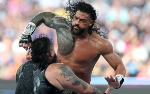 WWE تصدر تحديثًا لحالة Roman Reigns بعد Clash in Paris