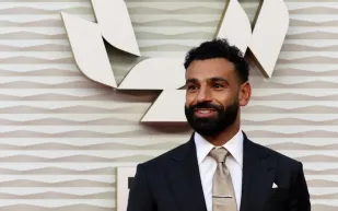 شاهد.. محمد صلاح يتلقى دعمًا رسميًا قبل حفل الكرة الذهبية