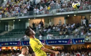 دراسة: ضربات الرأس في كرة القدم مرتبطة بتغيرات دقيقة في الدماغ