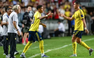 النصر يرفض مقترح الهلال بشأن اللاعبين الأجانب المواليد